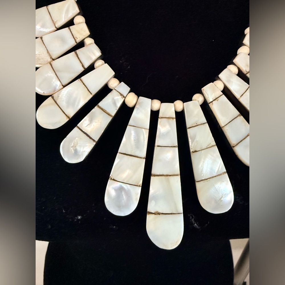 Vintage Mother of Pearl artisanal bib necklace, elegant and unique
Barrel clasp - Picture 2 of 5